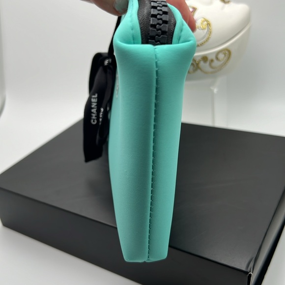 CHANEL Beauty Neoprene Cosmetic Bag CC Zipper Pull Charm Rare Tiffany Blue NWOT - Picture 5 of 17